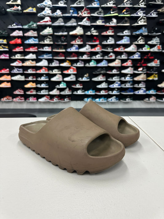 Yeezy slides “Soot” (11)